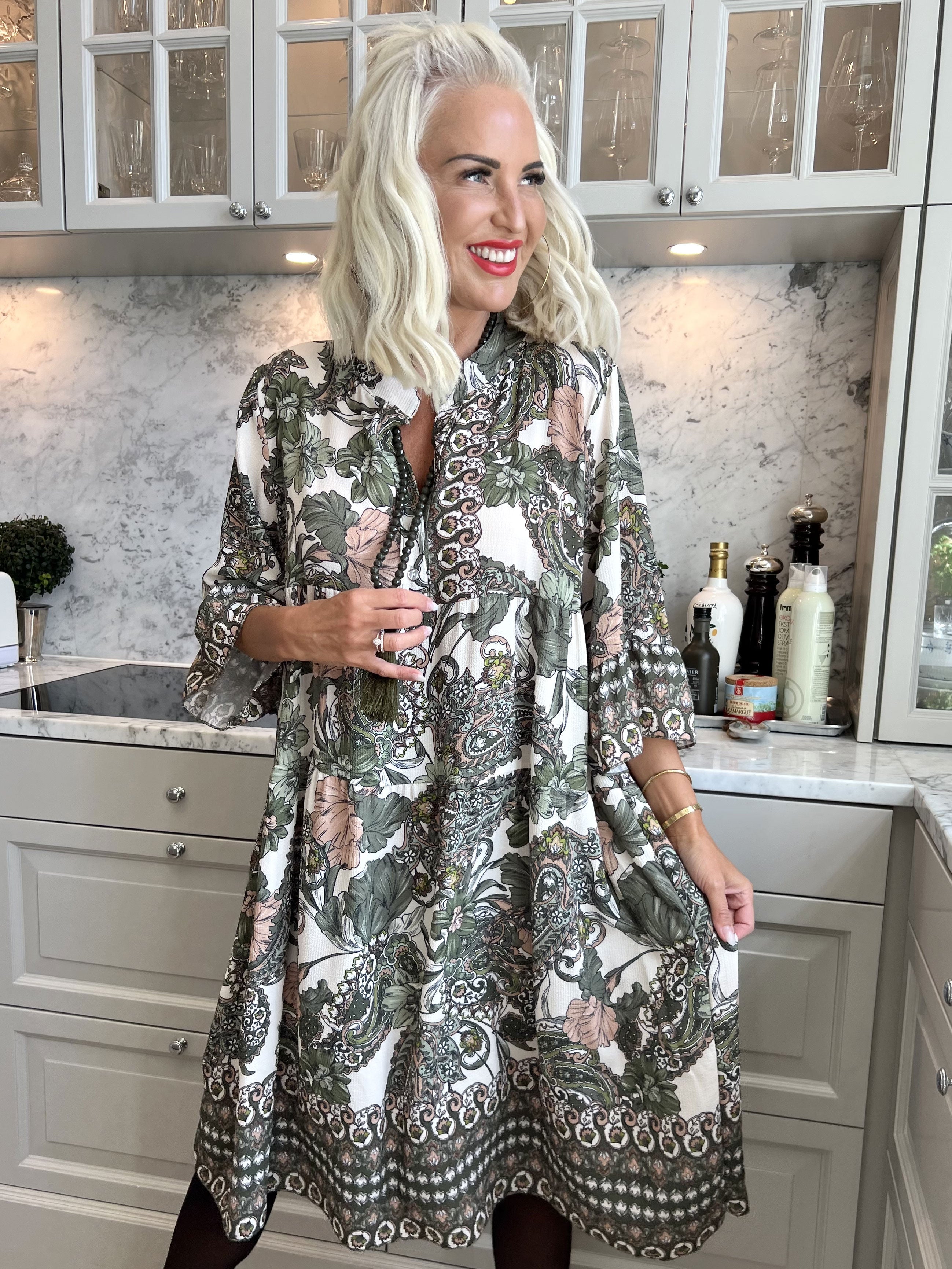 Mie - Mönstrad klänning med knappar på bröstet